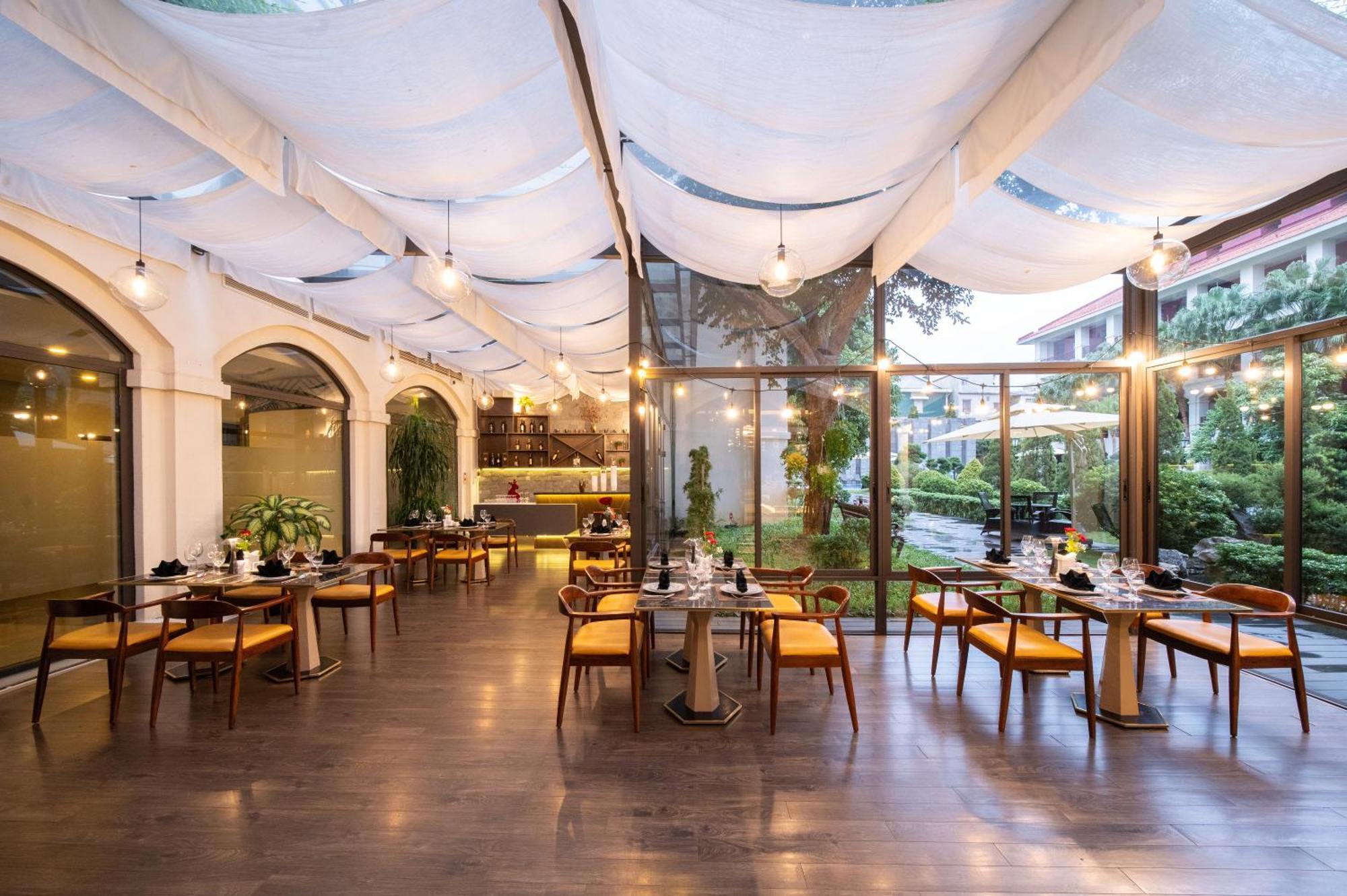 فندق سينا هوي المظهر الخارجي الصورة The interior of the restaurant