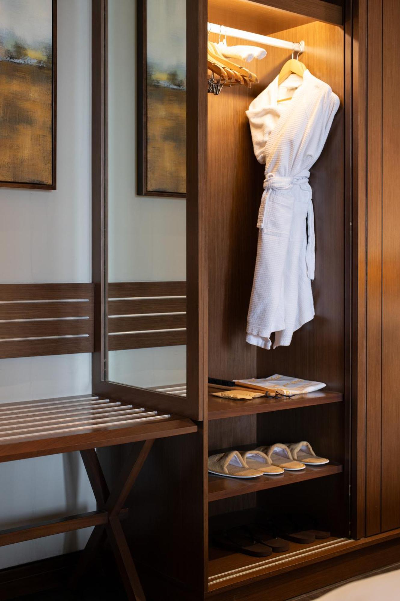 فندق سينا هوي المظهر الخارجي الصورة A bathrobe hanging on a wardrobe