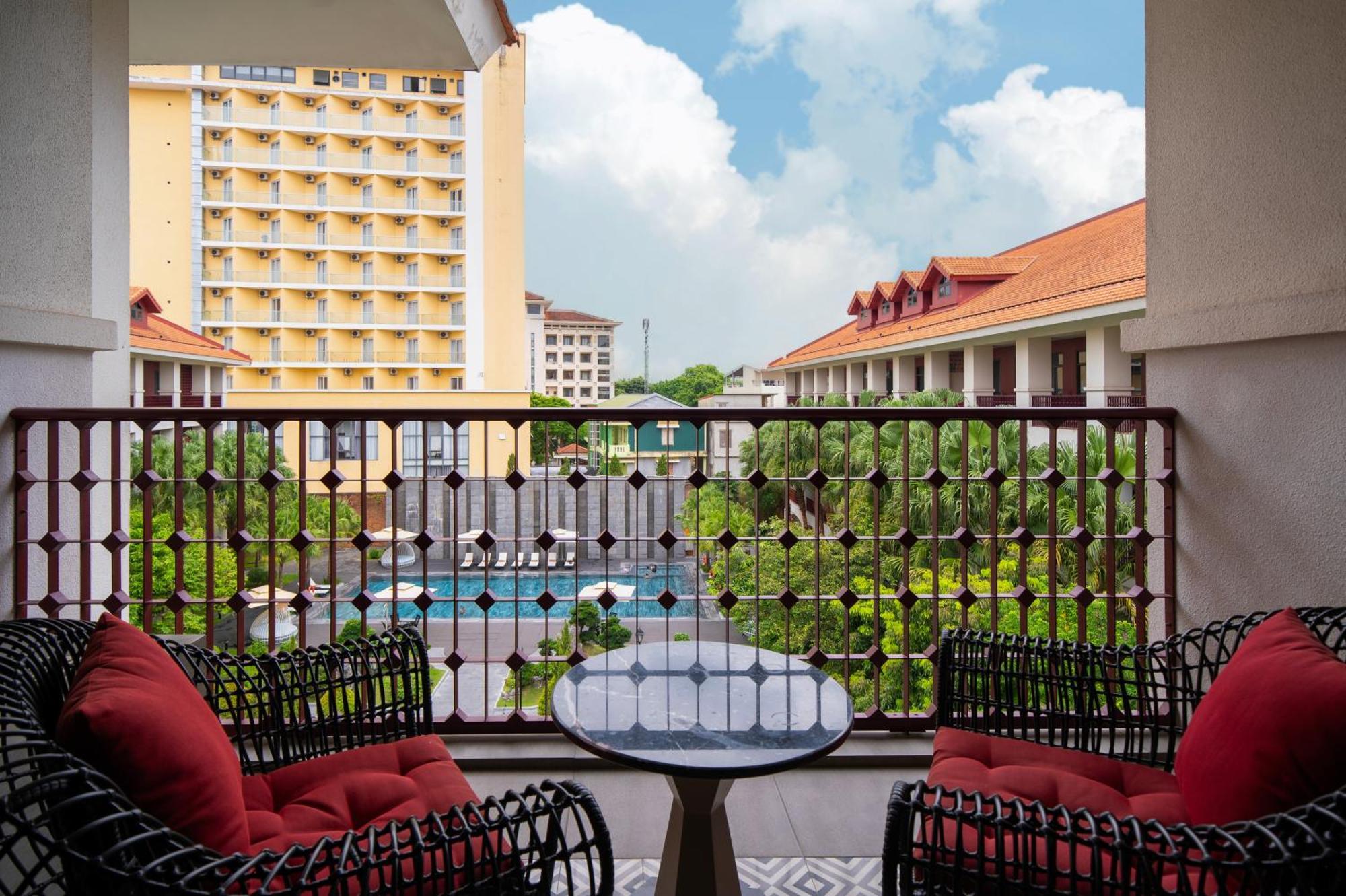 فندق سينا هوي المظهر الخارجي الصورة A balcony at the hotel