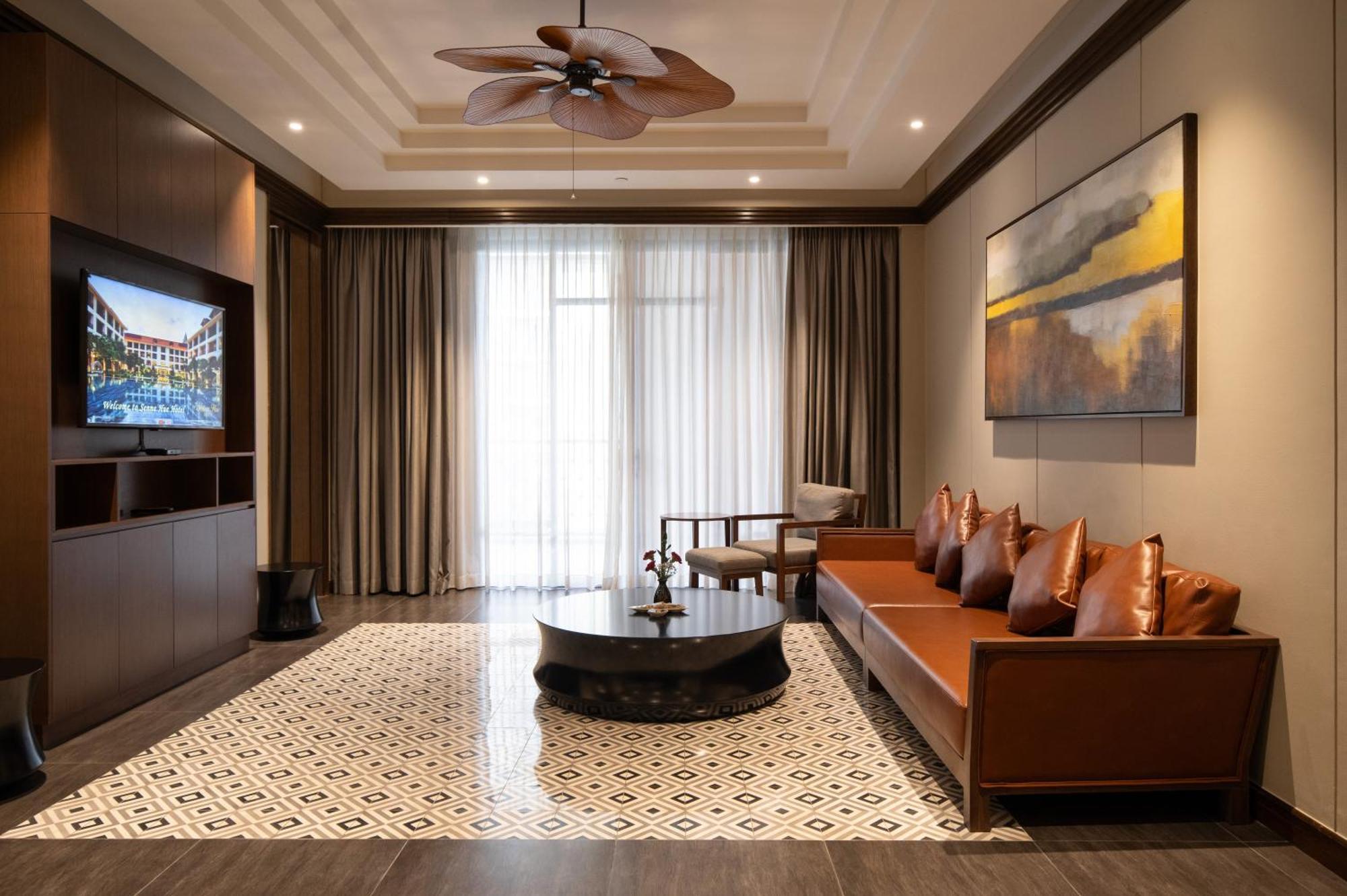 فندق سينا هوي المظهر الخارجي الصورة A living room with a ceiling fan