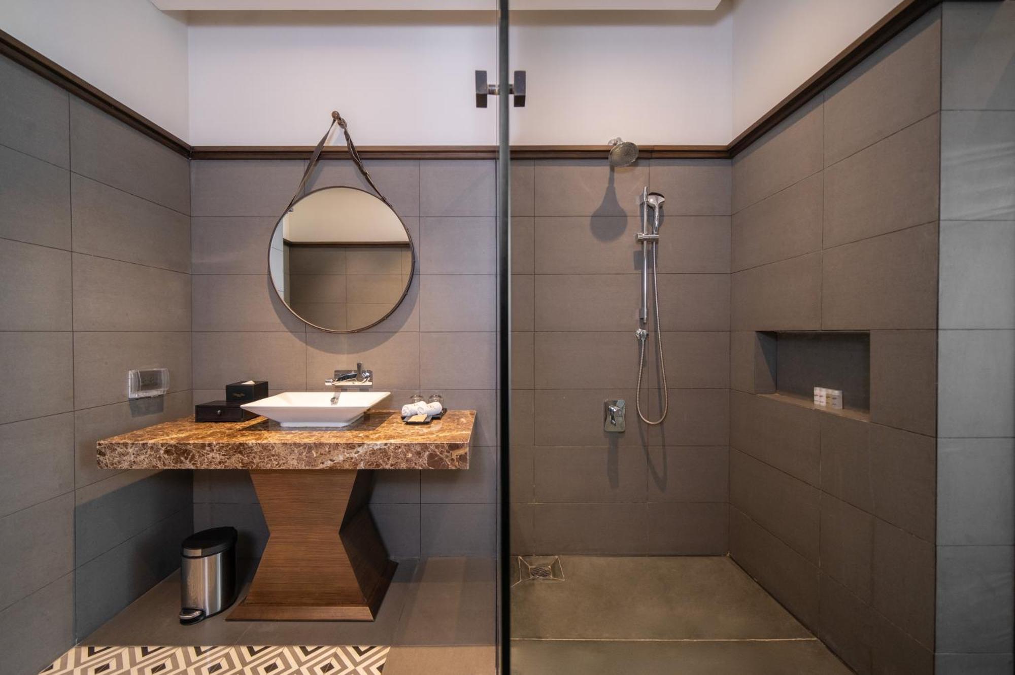 فندق سينا هوي المظهر الخارجي الصورة A shower with a shower tray